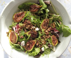 Grilled fig salad with goat cheese and toasted pecans